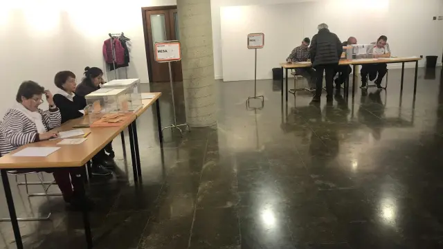 Antonio Cosculluela vota en Barbastro.