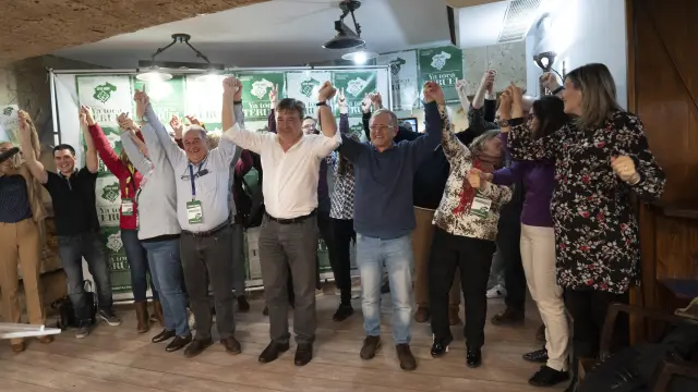 Los miembros de las candidaturas de Teruel Existe y simpatizantes celebran el resultado electoral.
