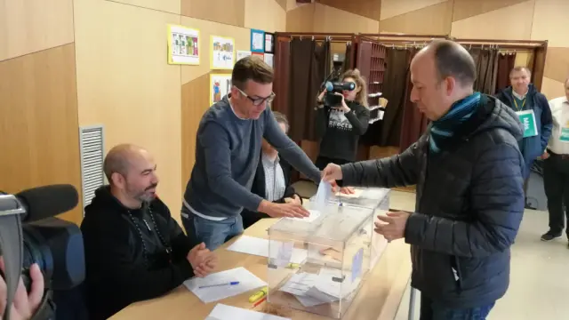 Carmelo Asensio, en el momento de ejercer su derecho al voto esta mañana en Zaragoza.