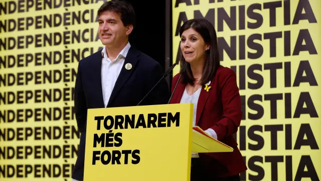 Los portavoces de ERC, Marta Vilallta y Sergi Sabrià, atienden a los medios de comunicación en la noche electoral.