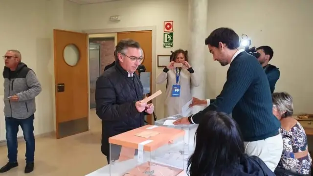 Luis María Beamonte, en su colegio electoral