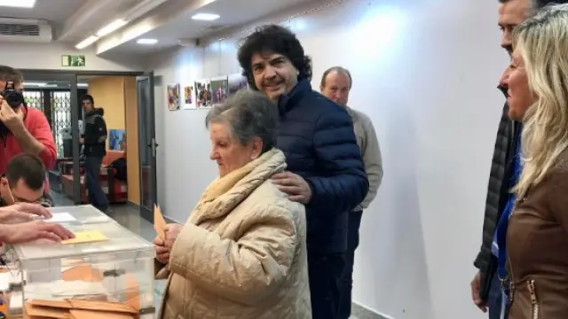 Mario Garcés acompaña a su madre al colegio electoral.