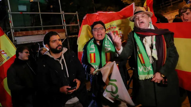 Simpatizantes de Vox han empezado ya a congregarse frente a la sede nacional del partido al grito de "España, unida, jamás será vencida".