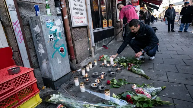 Un hombre coloca una vela en el lugar en el que el joven de 15 años fue asesinado en la ciudad sueca de Malmö.