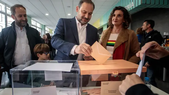 Ábalos ejerciendo su derecho a voto este domingo en Valencia.