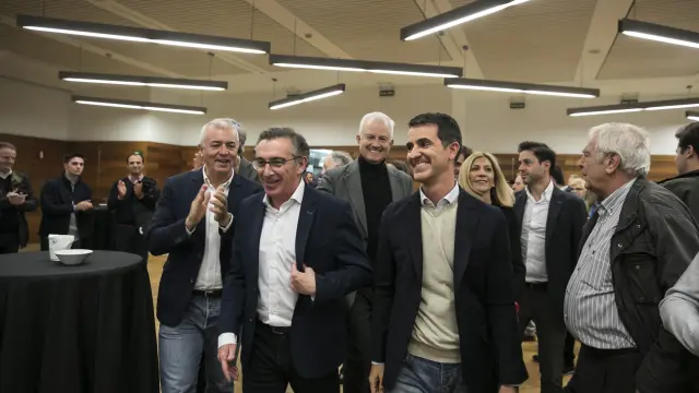 Beamonte junto a los candidatos Eloy Suárez y Pedro Navarro, este domingo, en el hotel zaragozano donde el PP-Arahón ha seguido los resultados del 10-N.