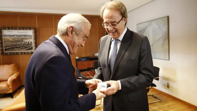 El consejero de Hacienda, Carlos Pérez Anadón, entrega una memoria con el borrador de presupuestos al presidente de las Cortes, Javier Sada.