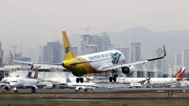 Un avión despega del Aeropuerto de Manila.