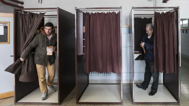 Uno de los colegios electorales de Zaragoza, durante las votaciones.