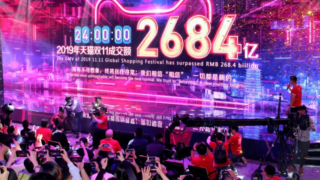 Vista de la sede de Grupo Alibaba en la ciudad china de Hangzhou este lunes, el festival por excelencia de las compras en China, el Doble Once o Día del Soltero, que ha vuelto a batir récords