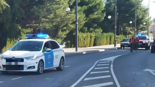 Vehículo de la Policía Local por las calles de Huesca