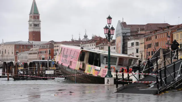 Venice (Italy), 13/11/2019.- A view of a boat stranded on the docks following bad weather in Venice, northern Italy, 13 November 2019. A wave of bad weather has hit much of Italy on 12 November. Levels of 100-120cm above sea level are fairly common in the lagoon city and Venice is well-equipped to cope with its rafts of pontoon walkways. (Italia, Niza, Venecia) EFE/EPA/ANDREA MEROLA Flooding in Venice