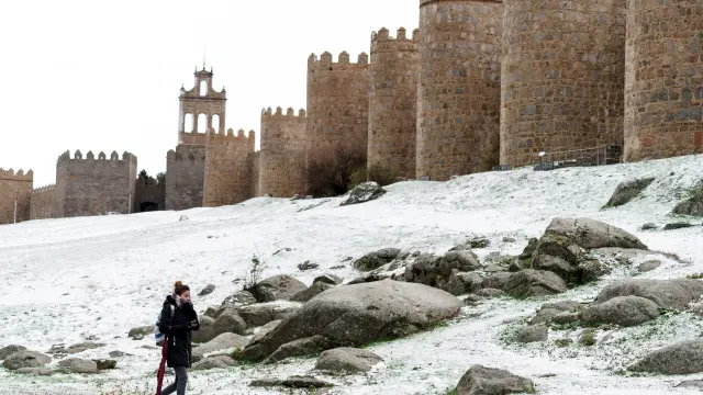 Frío y copiosas nevadas en el norte por una borrasca que dejará tiempo invernal. En la imagen, Ávila.