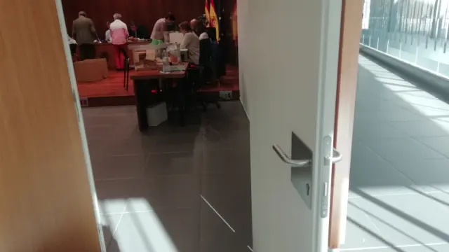 La Junta Electoral Central se reunió para recontar los votos de los aragoneses del extranjero en una sala de la Audiencia de Zaragoza.