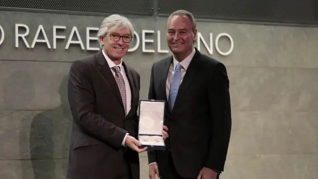 Antonio Jiménez recoge el galardón de manos del senador Alberto Fabra.