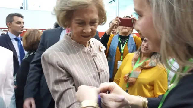 La reina doña Sofía recibe una pulsera de manos de Celia Lastra, directora de AFAE Elche .
