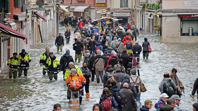 Turistas pasean por Venecia inundada por el 'aqua alta' este viernes, 15 de noviembre.