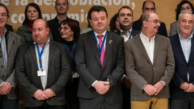 Los presidentes de la Famcp y de Aragón, Luis Zubieta y Javier Lambán, en el centro, en la asamblea general de la Federación Municipios celebrada este sábado en Zaragoza.