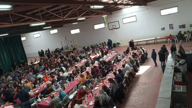 La comida del Día del Orgullo Rural ha reunido a trescientas personas en Cuevas de Almudén.