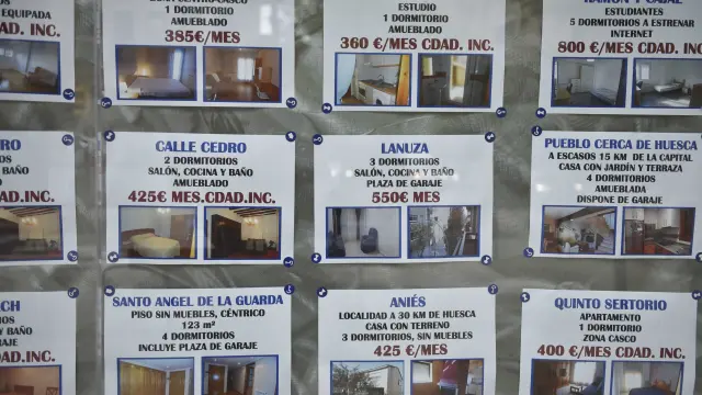 En los escaparates de las inmobiliarias de Huesca escasean los anuncios de pisos en alquiler.