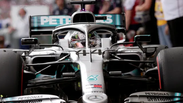 Lewis Hamilton, en boxes, durante las prácticas libres el Gran Premio de Brasil