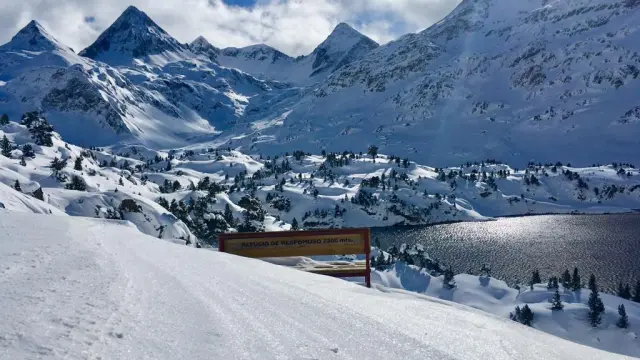 Así están los refugios de montaña del Pirineo oscense tras las repetidas nevadas.