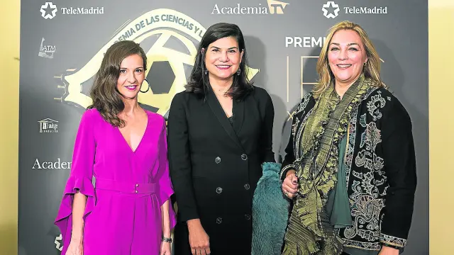 Carmen Ruiz, directora de Aragón TV; Teresa Azcona, directora general de Cartv, y Natalia Martínez, jefa de contenidos de Aragón TV, ayer, en la gala de entrega de los Premios Iris.