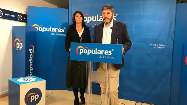 Los diputados provinciales Celsa Rufas y Gerardo Oliván, en la presentación de las enmiendas del PP.