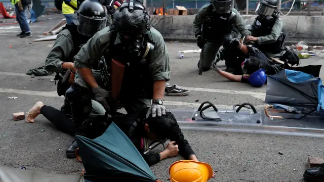 SENSITIVE MATERIAL. THIS IMAGE MAY OFFEND OR DISTURB Police detain protesters who attempt to leave the campus of Hong Kong Polytechnic University (PolyU) during clashes with police in Hong Kong, China November 18, 2019. REUTERS/Tyrone Siu [[[REUTERS VOCENTO]]] HONGKONG-PROTESTS/