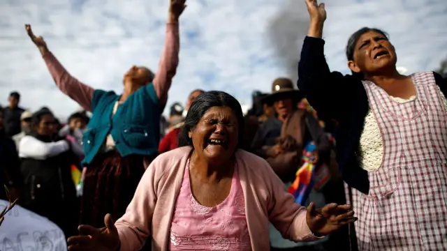 Seguidores de Evo Morales lloran la muerte de un hombre a manos de las fuerzas de seguridad durante las protestas.