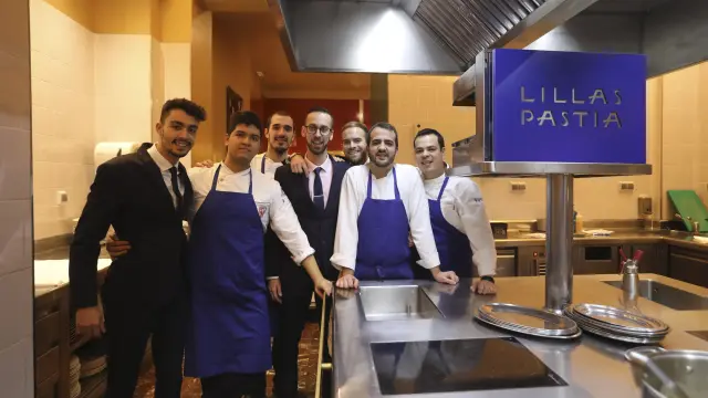 El joven equipo de cocina y sala del Lillas Pastia celebra mantener un año más la estrella Michelin.