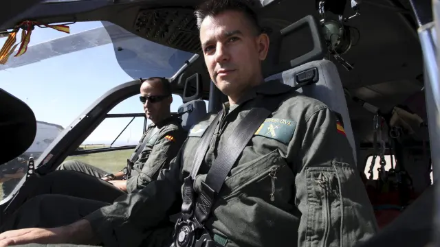 En primer plano, el brigada García Valcárcel pilotando el helicóptero de rescate.