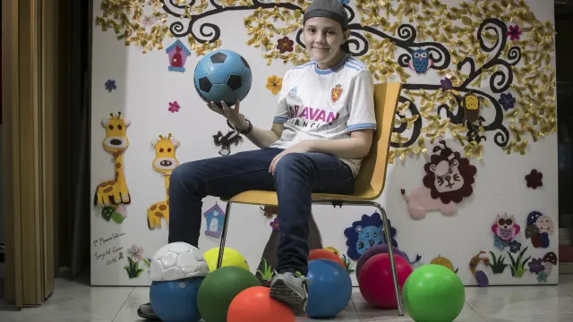 Miguel Ángel Navazo, niño de once años enfermo de cáncer, en la sede de Aspanoa.