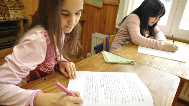 Alumnas escribiendo con pluma en la Escuela Waldorf O Farol de Zaragoza.