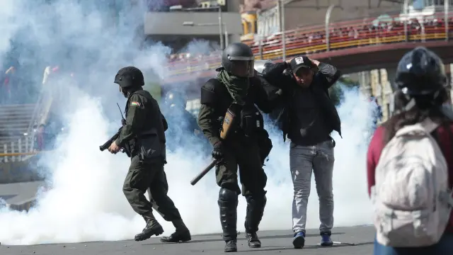 Una imagen de los disturbios entre Policía y manifestantes en Bolivia.