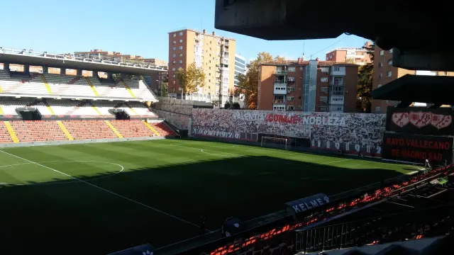 El estadio de Vallecas, listo para el inicio del partido entre el Rayo Vallecano y el Real Zaragoza