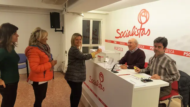 La diputada Begoña Nasarre deposita su voto en la sede del PSOE en Huesca.