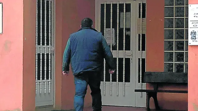Un vecino entra en el consultorio médico de Cucalón, que ahora se abre dos días a la semana.