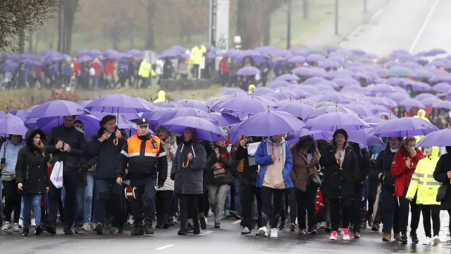 Cientos de personas bajo la lluvia en la marcha celebrada este domingo en Santiago de Compostela con motivo del Día Internacional contra la Violencia de Género.