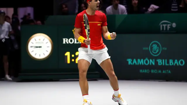 l español Rafa Nadal durante su partido frente al canadiense Denis Shapovalov, correspondiente al segundo punto de la final de la Copa Davis