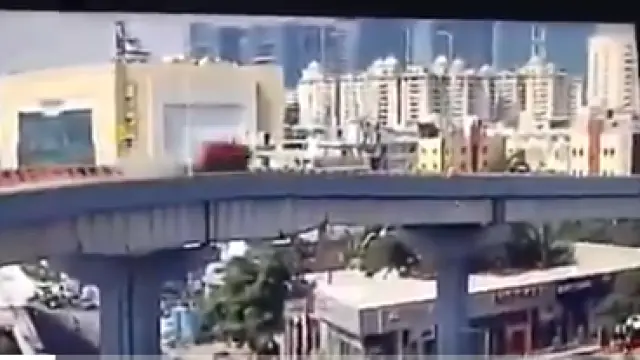 Captura de vídeo de cuando el coche cae por el puente