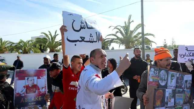 Protestas de varios raperos a las puertas del juzgado en Rabat