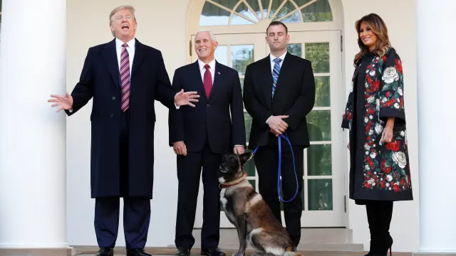 Tump, ante la Casa Blanca con su esposa Melania, el vicepresidente Pence y la perra Conan.