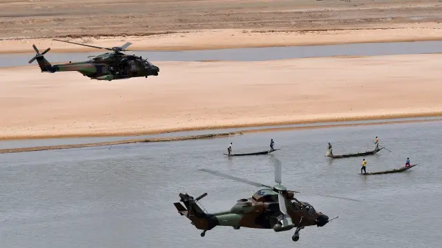 Gao (Mali), 19/05/2017.- (FILE) - A military helicopter carrying French President Emmanuel Macron (upper-L) flies over Gao during a visit to France's Barkhane counter-terrorism operation in Africa's Sahel region, northern Mali, 19 May 2017 (reissued 26 November 2019). According to recent reports, 13 French soldiers died in helicopter crash during the Barkhane counter-terrorism operation against jihadists in Mali. (Terrorismo, Francia) EFE/EPA/CHRISTOPHE PETIT TESSON / POOL French soldiers die in helicopter crash