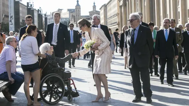 La infanta Elena saludó a algunos ciudadanos en la plaza del Pilar camino a la Real Maestranza.