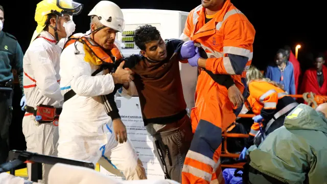 Tres inmigrantes han fallecido y unos 10 se encuentran desaparecidos en el mar a unas 30 millas al Norte de Melilla, donde Salvamento Marítimo ha conseguido rescatar a cerca de 70 personas