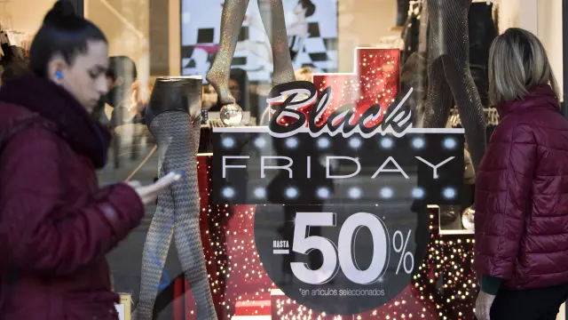 Día de compras por el Black Friday, como anticipo de la Navidad.