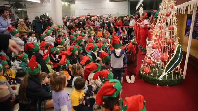 El Centro Comercial Aragonia estrena la Navidad este viernes. Los niños han estado acompañados de unos divertidos elfos que han repartido regalos entre los más pequeños