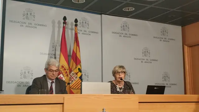 El subdelegado del Gobierno en Zaragoza, José Abadía, y la directora provincial de la Tesorería General de la Seguridad Social, Mª Dolores Rico
