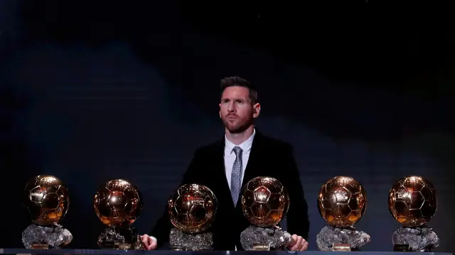 Messi posa con sus seis balones de oro.